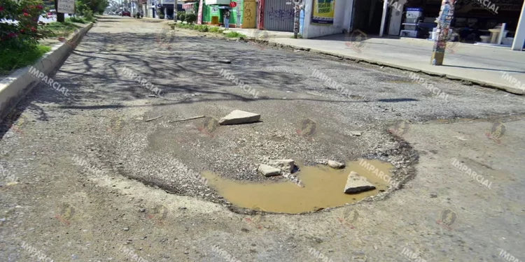 Foto: Adrián Gaytán // Alarmante la cifra de baches en la ciudad y los riesgos de accidentes que generan.