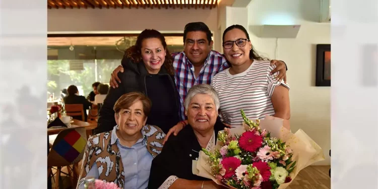 Fotos: Rubén Morales // Amelia Araiza Prieto celebró su cumpleaños acompañada de su hija, su yerno y sus amigas, durante un desayuno.