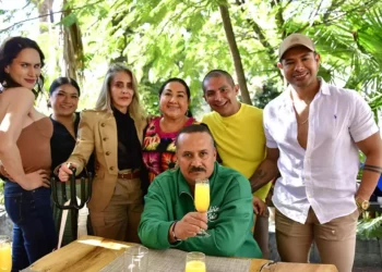 Foto: Rubén Morales // Antonio Contreras escuchó las felicitaciones de sus grandes amigos, quienes le expresaron sus mejores deseos.