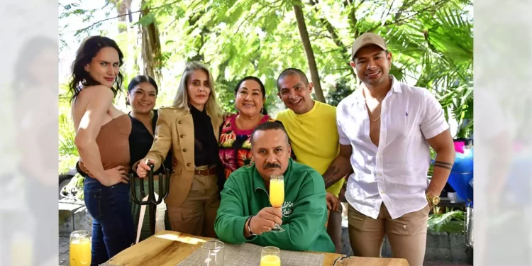 Foto: Rubén Morales // Antonio Contreras escuchó las felicitaciones de sus grandes amigos, quienes le expresaron sus mejores deseos.