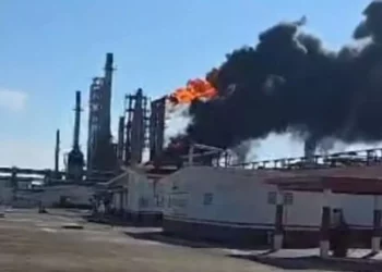 Brigadas contraincendio de Petróleos Mexicanos activaron los protocolos de seguridad y lograron contener el fuego.