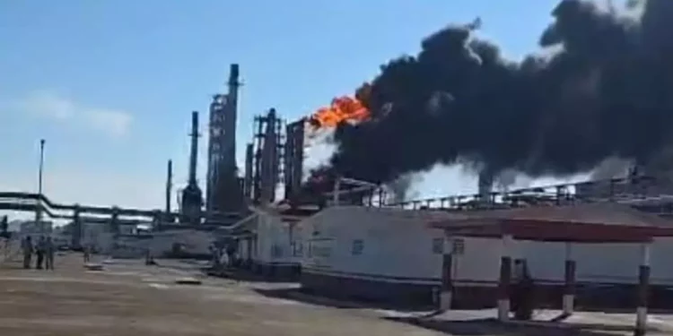 Brigadas contraincendio de Petróleos Mexicanos activaron los protocolos de seguridad y lograron contener el fuego.