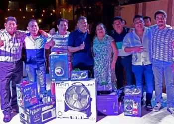 Doña Silvia entregó regalos a sus colaboradores de la Bahía de San Agustín.