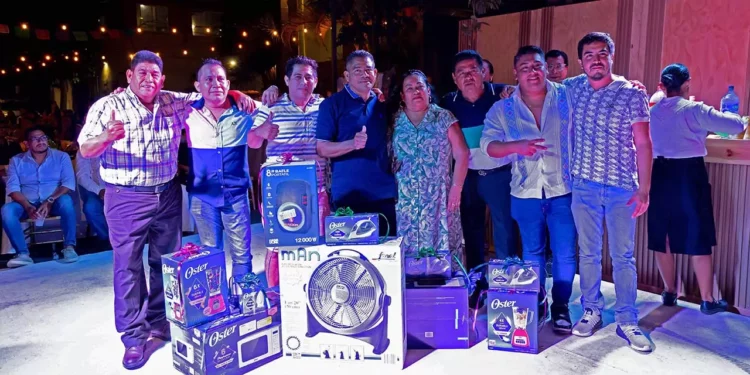 Doña Silvia entregó regalos a sus colaboradores de la Bahía de San Agustín.