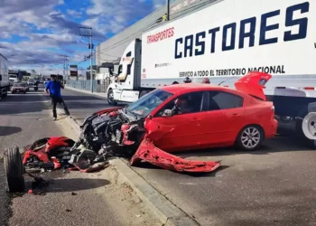El conductor del automóvil resultó lesionado y fue trasladado a un hospital para su valoración.