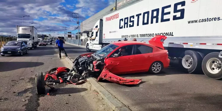 El conductor del automóvil resultó lesionado y fue trasladado a un hospital para su valoración.