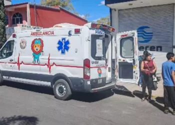 El joven de 23 años resultó con posible fractura en su pierna derecha.
