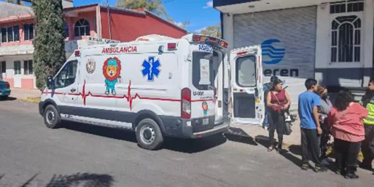 El joven de 23 años resultó con posible fractura en su pierna derecha.