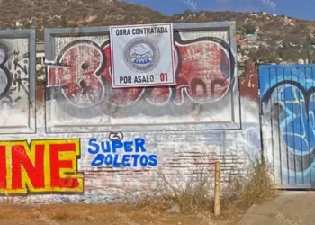 En la barda del predio, en Santa Rosa, se han colocado mensajes de sindicatos que se han “adjudicado” la obra a realizar