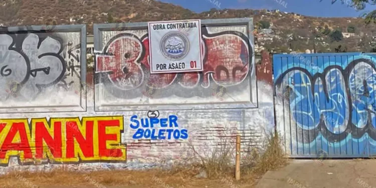 En la barda del predio, en Santa Rosa, se han colocado mensajes de sindicatos que se han “adjudicado” la obra a realizar
