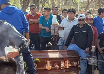 Familiares, amigos y un pequeño niño aún no terminan de entender la ausencia.