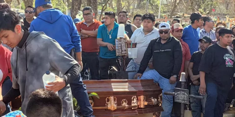 Familiares, amigos y un pequeño niño aún no terminan de entender la ausencia.