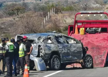 La camioneta en la que viajaban quedó prácticamente desecha.