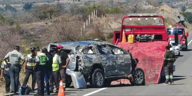 La camioneta en la que viajaban quedó prácticamente desecha.