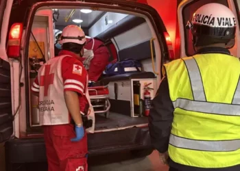 La mujer fue trasladada de emergencia al Hospital Civil.