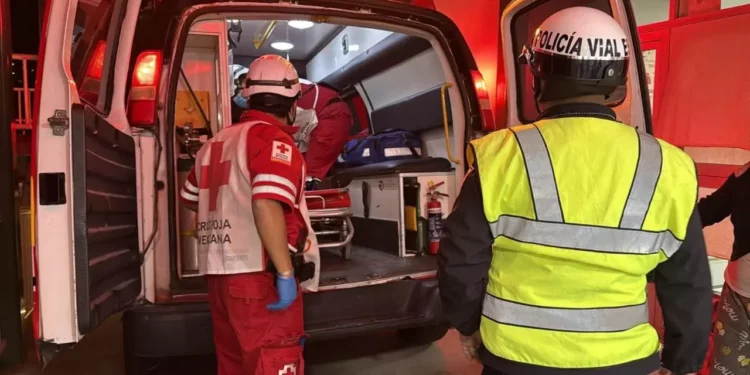 La mujer fue trasladada de emergencia al Hospital Civil.