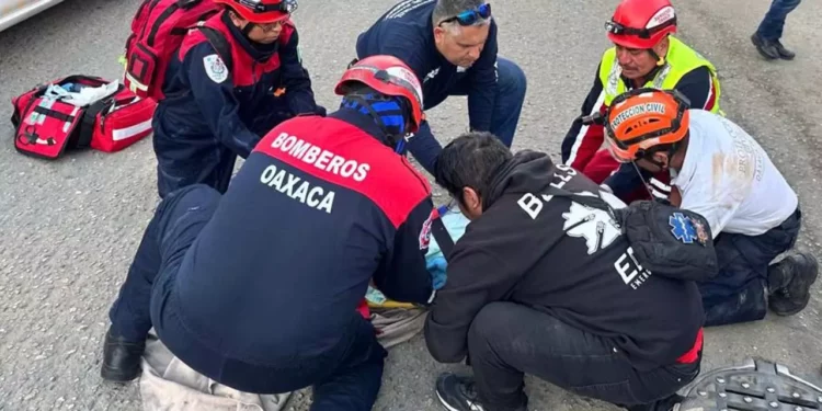 Los bomberos lograron rescatar con éxito al hombre.