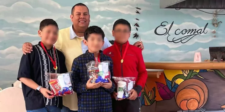 Niños del Club de Robótica RobotGenio fueron reconocidos en Huajuapan tras su participación en China.