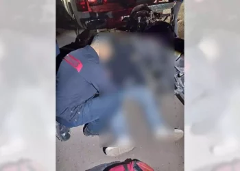 Pierde el control y derrapa en la carretera.