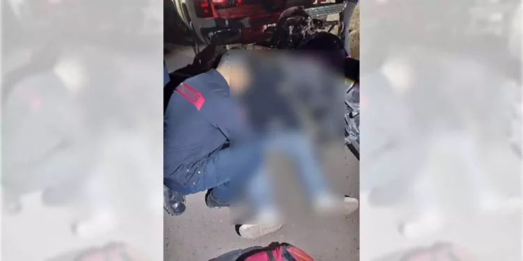 Pierde el control y derrapa en la carretera.