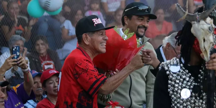 Fotos: Leobardo García Reyes // Roberto Martínez “Burundanga” fue reconocido.