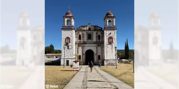 Fotos: INAH // Tras la ceremonia de entrega de los trabajos, se realizó un recorrido por el templo.