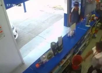 Foto: Tomada de video // Se multiplican las cámaras de seguridad, pero nada frena el robo a negocios.