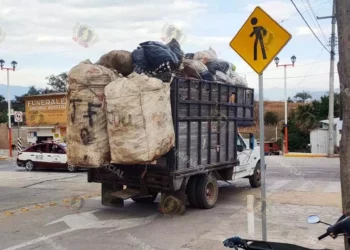 Foto: Adrián Gaytán // Sin regulación y en la impunidad los recolectores pirata de basura continúan prestando y cobrando el “servicio”.