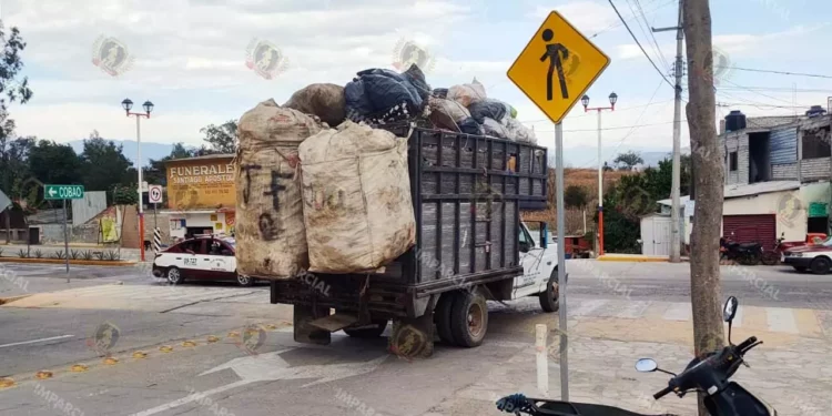Foto: Adrián Gaytán // Sin regulación y en la impunidad los recolectores pirata de basura continúan prestando y cobrando el “servicio”.