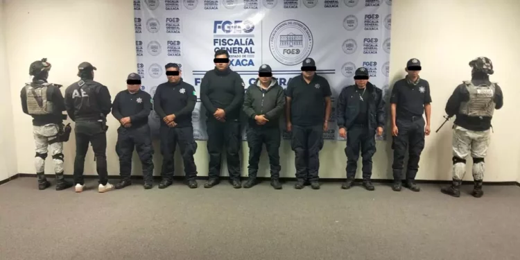 Tras la detención, los policías municipales fueron trasladados por carretera hacia Ciudad Judicial, en Oaxaca de Juárez.