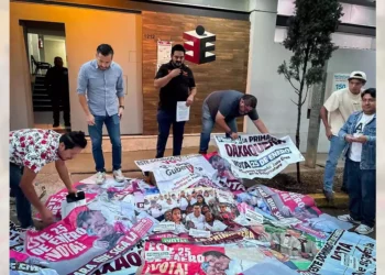 Foto: redes sociales // Un grupo de ciudadanos colocó frente a las oficinas del IEEPO lonas en apoyo a Salomón Jara retiradas de la vía pública.