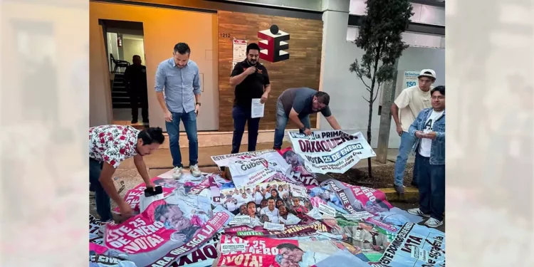 Foto: redes sociales // Un grupo de ciudadanos colocó frente a las oficinas del IEEPO lonas en apoyo a Salomón Jara retiradas de la vía pública.