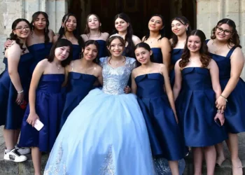 Fotos: Rubén Morales // Valentina Merlín Antonio estuvo acompañada de sus grandes amigas durante la celebración de sus XV años.