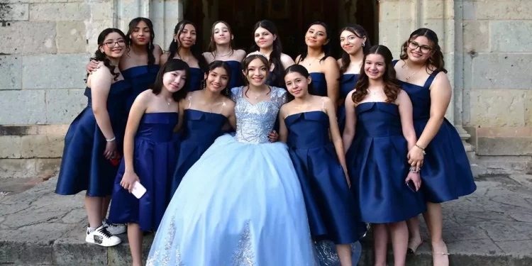 Fotos: Rubén Morales // Valentina Merlín Antonio estuvo acompañada de sus grandes amigas durante la celebración de sus XV años.