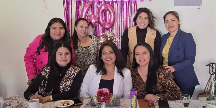 Fotos: Rubén Morales // Daysi Georgina Pérez Pantoja disfrutó de la compañía de sus amigas durante el desayuno.