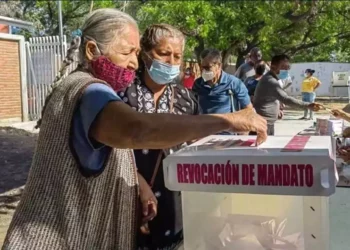 Convoca a ciudadanos a participar como observadores; invita a foros de análisis