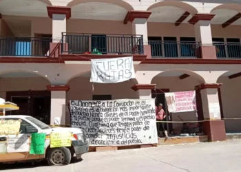 Desde el pasado 28 de diciembre los habitantes de Santiago del Río mantienen tomada la presidencia y el auditorio municipal.