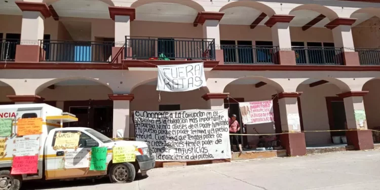 Desde el pasado 28 de diciembre los habitantes de Santiago del Río mantienen tomada la presidencia y el auditorio municipal.
