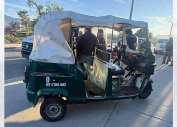 El mototaxista volcó aparatosamente; hubo dos lesionados.