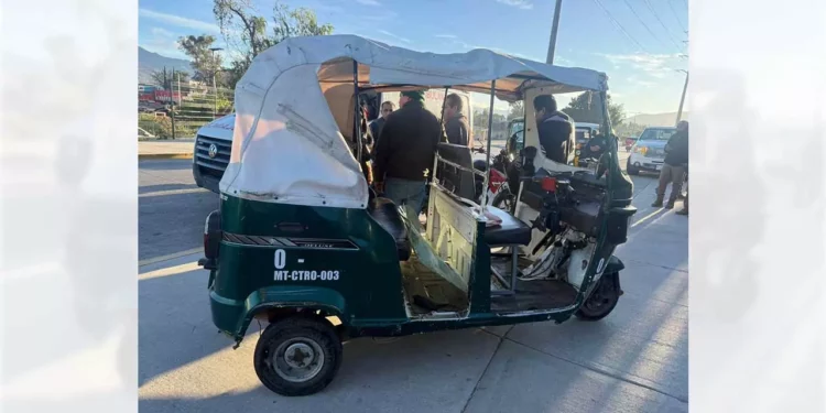 El mototaxista volcó aparatosamente; hubo dos lesionados.
