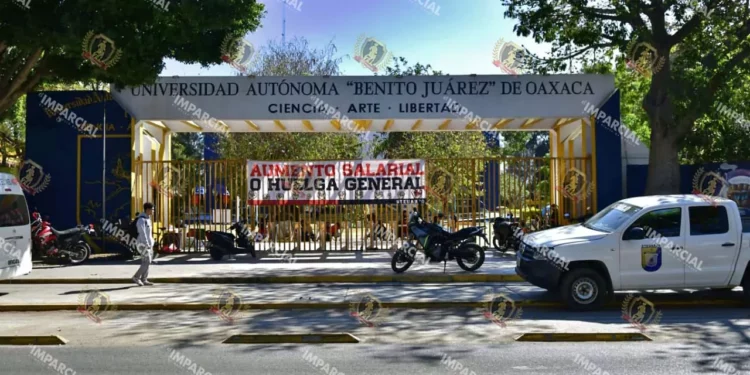 Foto: Rubén Morales // Estudiantes y egresados que acudieron para iniciar o dar seguimiento a procesos de carácter administrativo fueron afectados.