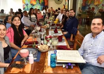 Fotos: Rubén Morales // Familiares de Areli Barroso le entonaron las tradicionales Mañanitas durante el corte del pastel.