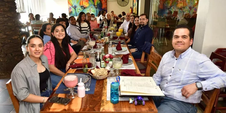Fotos: Rubén Morales // Familiares de Areli Barroso le entonaron las tradicionales Mañanitas durante el corte del pastel.