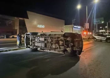 La camioneta quedó recostada y el conductor resultó ileso.