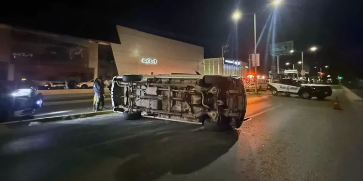 La camioneta quedó recostada y el conductor resultó ileso.