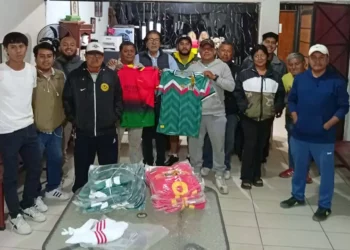 Fotos: Leobardo García Reyes // Los equipos recibieron juegos de uniformes.