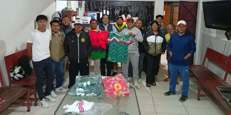Fotos: Leobardo García Reyes // Los equipos recibieron juegos de uniformes.
