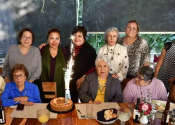 Fotos: Rubén Morales // La festejada y sus invitadas disfrutaron de un delicioso pastel, cerrando la celebración con un toque dulce y memorable.
