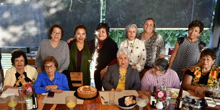 Fotos: Rubén Morales // La festejada y sus invitadas disfrutaron de un delicioso pastel, cerrando la celebración con un toque dulce y memorable.