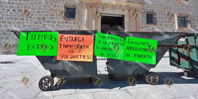Foto: Adrián Gaytán // La protesta frente al Palacio Municipal.